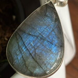 Labradorite pendant Measurements in pictures. Great size